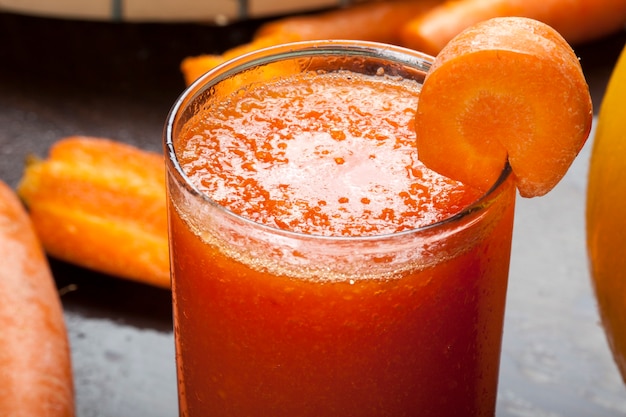 Succo di carota delizioso, molto nutriente