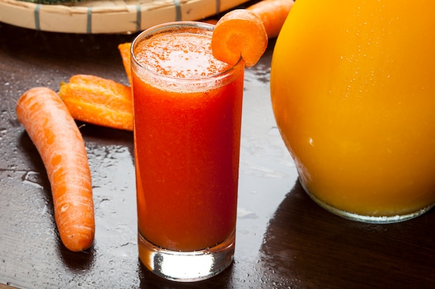 Succo di carota delizioso, molto nutriente