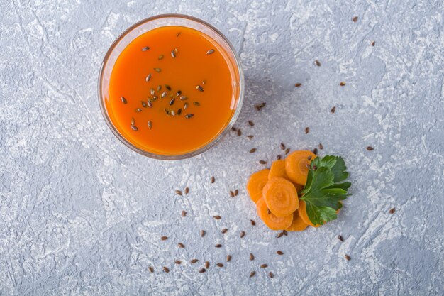 Succo di carota fresca in un bicchiere