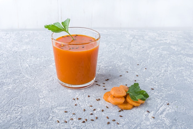 Succo di carota fresca in un bicchiere