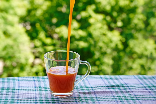 Succo di carota fresca in una tazza di vetro