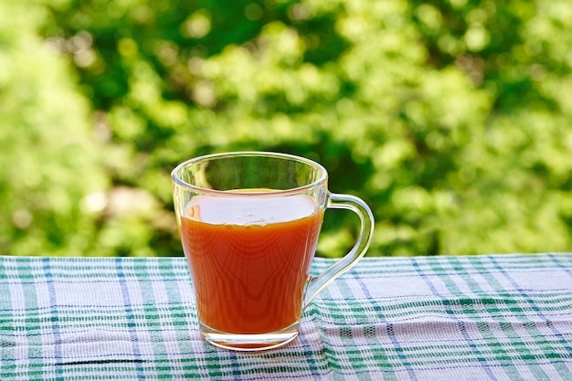 Succo di carota fresca in una tazza di vetro