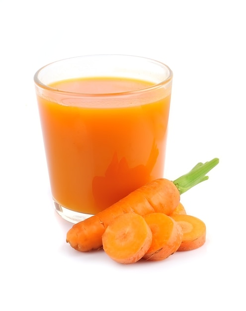 Succo di carota fresca isolato su bianco