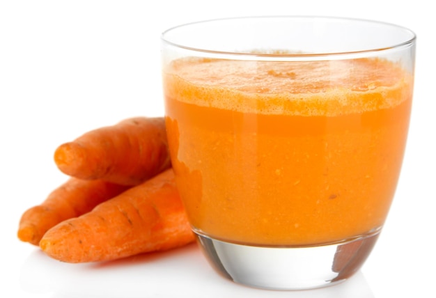 Succo di carota fresca isolato su bianco