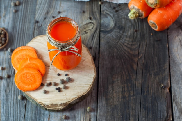 Succo di carota fresco in un barattolo di vetro