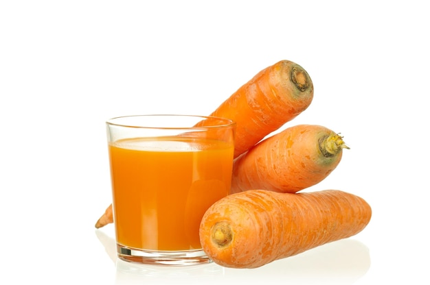 Succo di carota fresco isolato su sfondo bianco