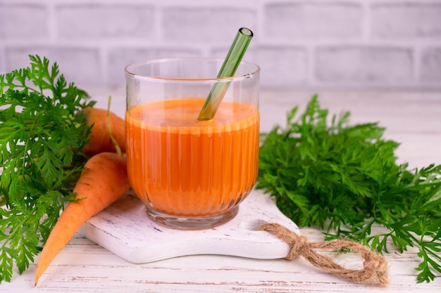 Succo di carota naturale fresco. Concetto di cibo sano.