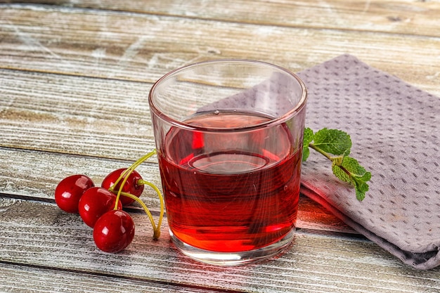 Succo di ciliegio dolce nel bicchiere