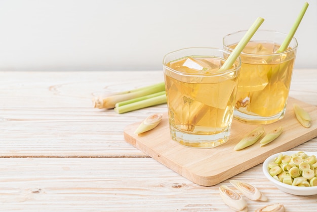 succo di citronella ghiacciato su legno