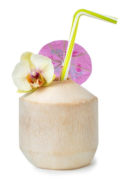 succo di cocco con decorazione di cannuccia di fiore di orchidea isolato su sfondo bianco