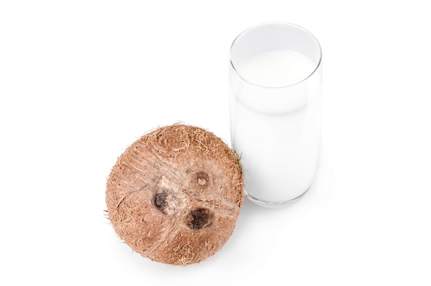 Succo di cocco isolato su uno sfondo bianco ritaglio