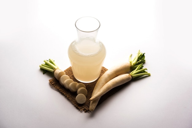 Succo di daikon fresco sano o bevanda di estratto di Mooli in un bicchiere con mulo crudo