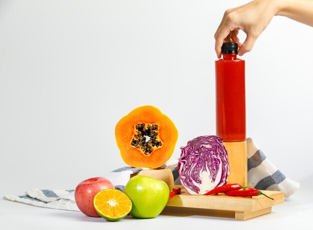 Succo di estratto di frutta naturale per bevanda salutare e bevanda rinfrescante come integratore vitaminico da papaya fresca biologica, mela, arancia, peperoncino, cavolo. Ricetta nutrizionale per la bellezza e la crescita.