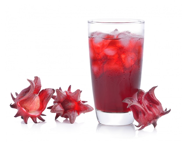 succo di fiori di rosella in vetro con ghiaccio isolato