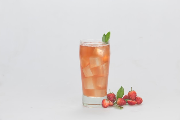 Succo di fragola dolce con sfondo bianco