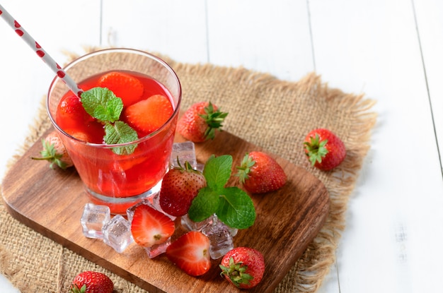 Succo di fragola e menta piperita in cima