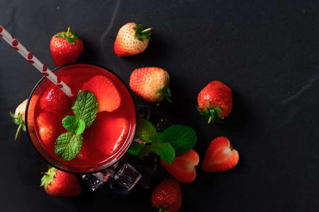 Succo di fragola e menta piperita in cima