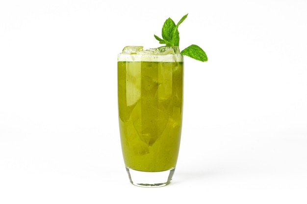 Succo di frullato di cocktail fresco verde in vetro con menta isolato su bevanda vitaminica bianca detox