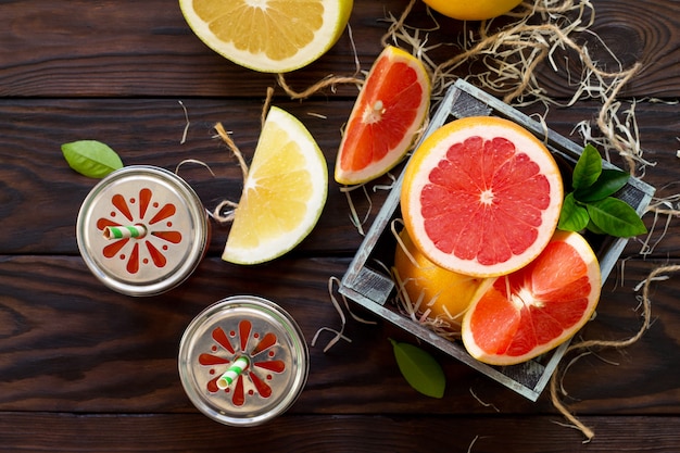 Succo di frutta fresco da un succoso pompelmo su un tavolo di legno