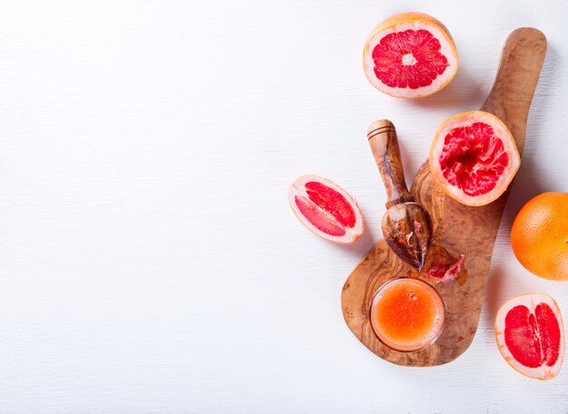 Succo di frutta su un bianco Background.Grapefruit. Prima colazione.