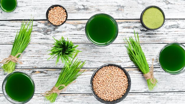 Succo di grano verde su sfondo bianco Vista dall'alto Spazio libero per il testo