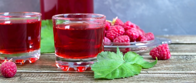 Succo di lampone in bicchieri e frutti di bosco freschi