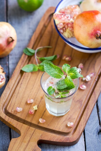 Succo di Lime Fresco con Semi di Melograno