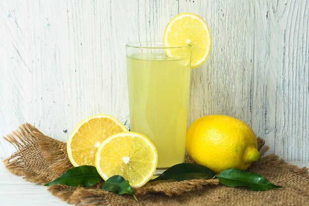 Succo di limone in un bicchiere su sfondo bianco.