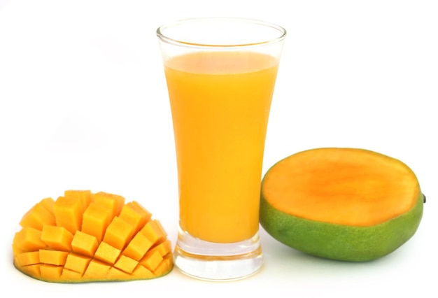 Succo di mango con frutta fresca su sfondo bianco