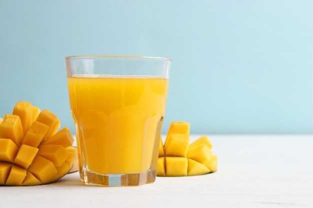 Succo di mango in un bicchiere e frutto di mango