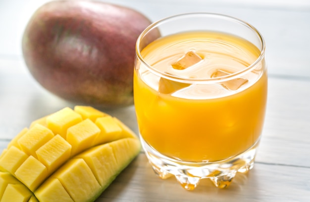 Succo di mango sul tavolo di legno