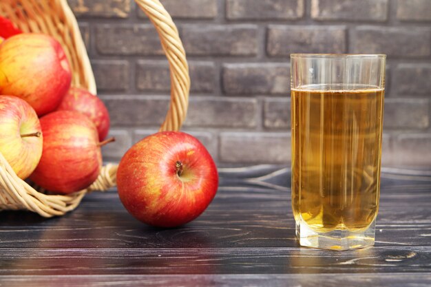 Succo di mela biologico in un bicchiere