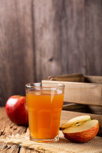 Succo di mela e mele rosse sul tavolo.