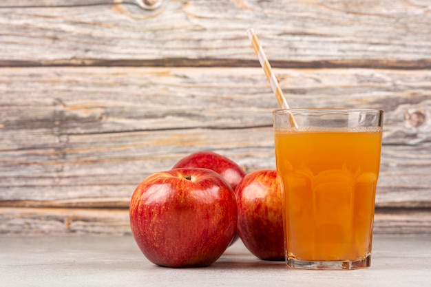 Succo di mela e mele rosse sul tavolo.