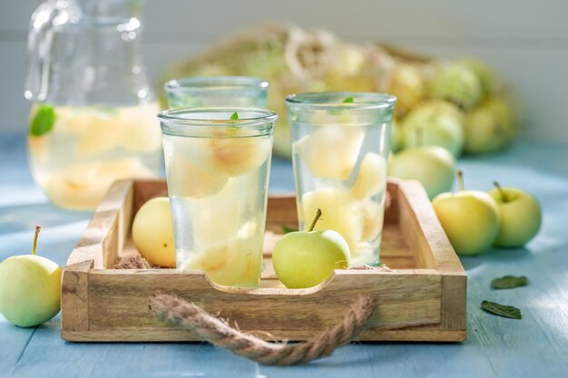 Succo di mela gustoso e dolce con mele e menta