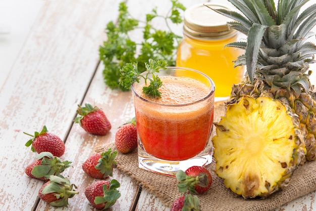 Succo di mix di ananas e fragola