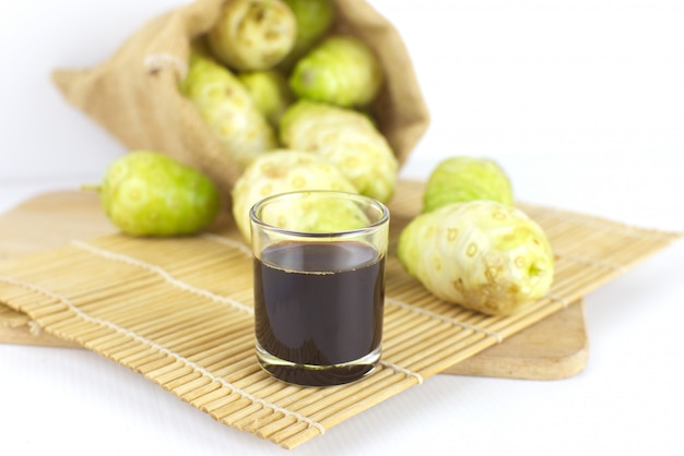 Succo di Noni o succo di noni estratto su stuoia di bambù o succo di morinda .jpg