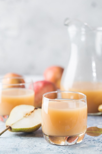 Succo di pera fresco in un bicchiere pronto per essere servito