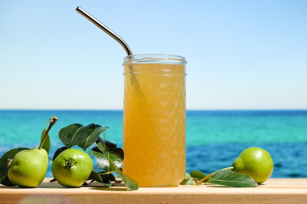 Succo di pera fresco sul bar sulla spiaggia