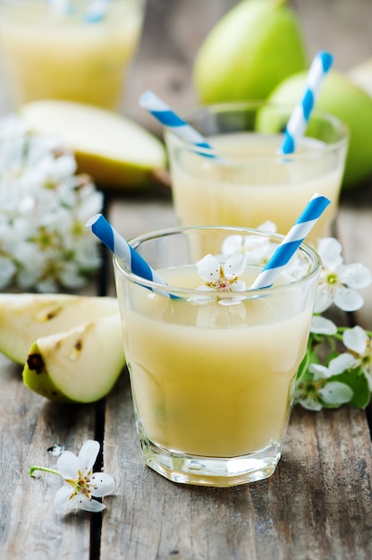 Succo di pere fresco sulla tavola di legno