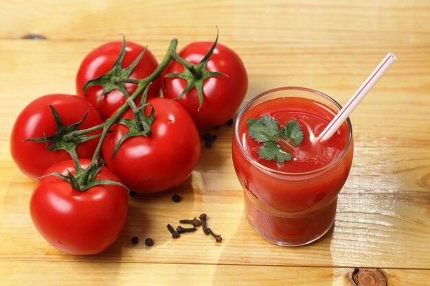 Succo di pomodoro alla luce del mattino.