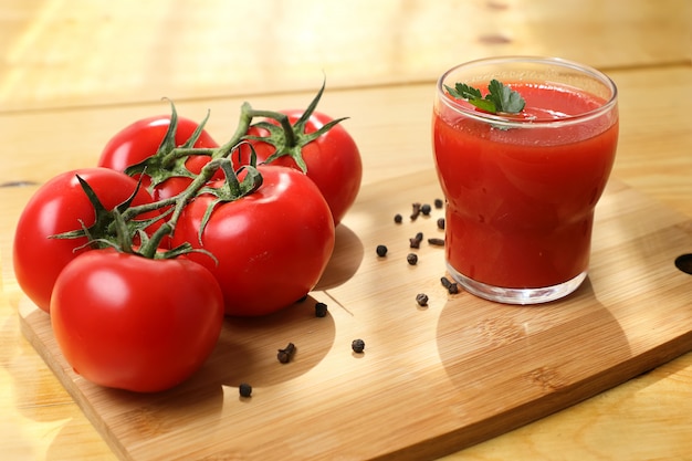 Succo di pomodoro alla luce del mattino.