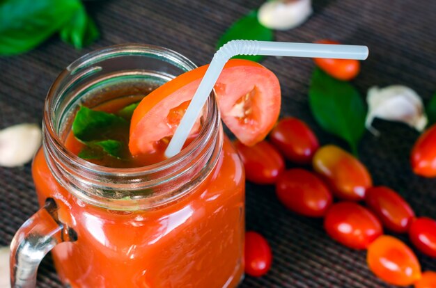 Succo di pomodoro con aglio e basilico