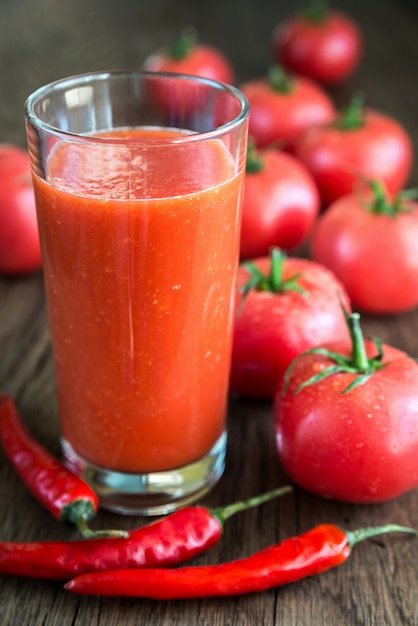 Succo di pomodoro con pomodori freschi