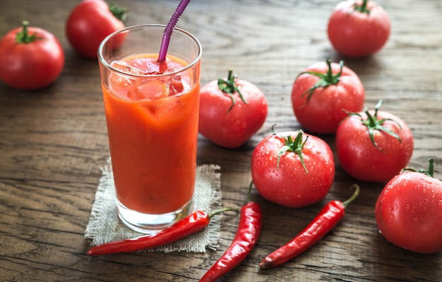 Succo di pomodoro con pomodori freschi