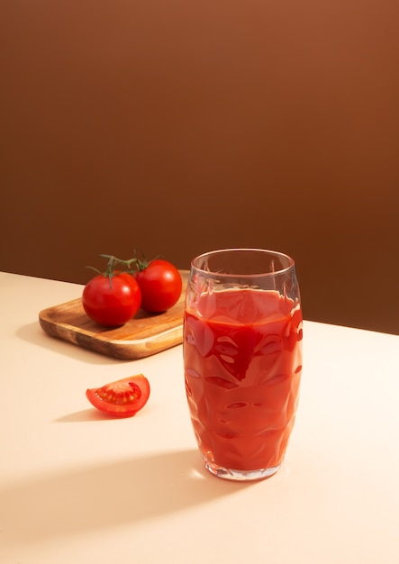 Succo di pomodoro e due pomodori sul tavolo