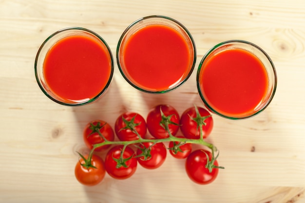 Succo di pomodoro e pomodori freschi