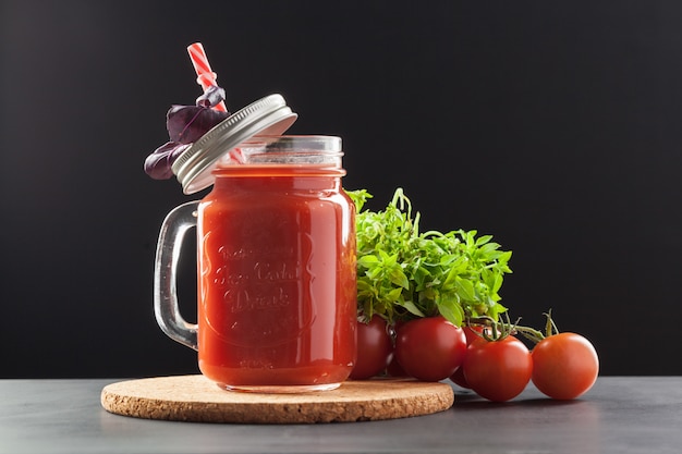 Succo di pomodoro e pomodori freschi