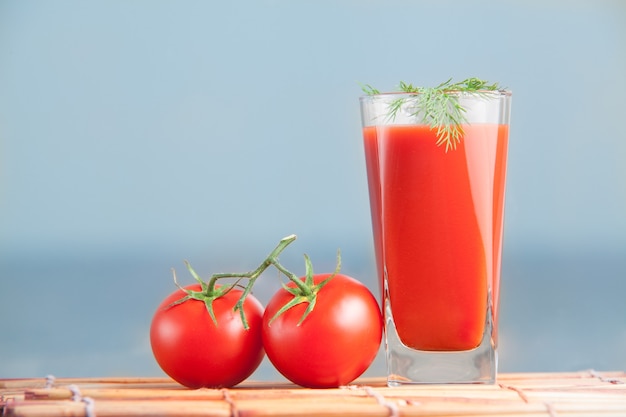 Succo di pomodoro fresco con aneto