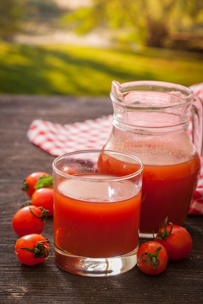 Succo di pomodoro fresco e pomodori